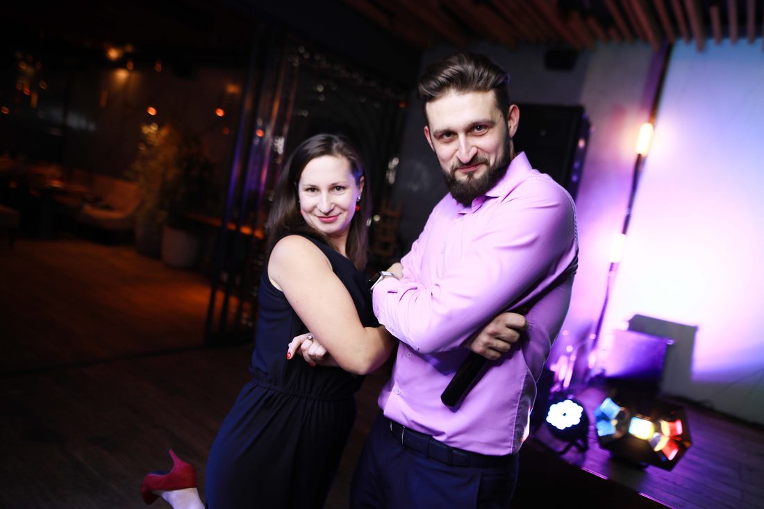 Вечірка з ведучим і DJ — виступ ведучого з мікрофоном